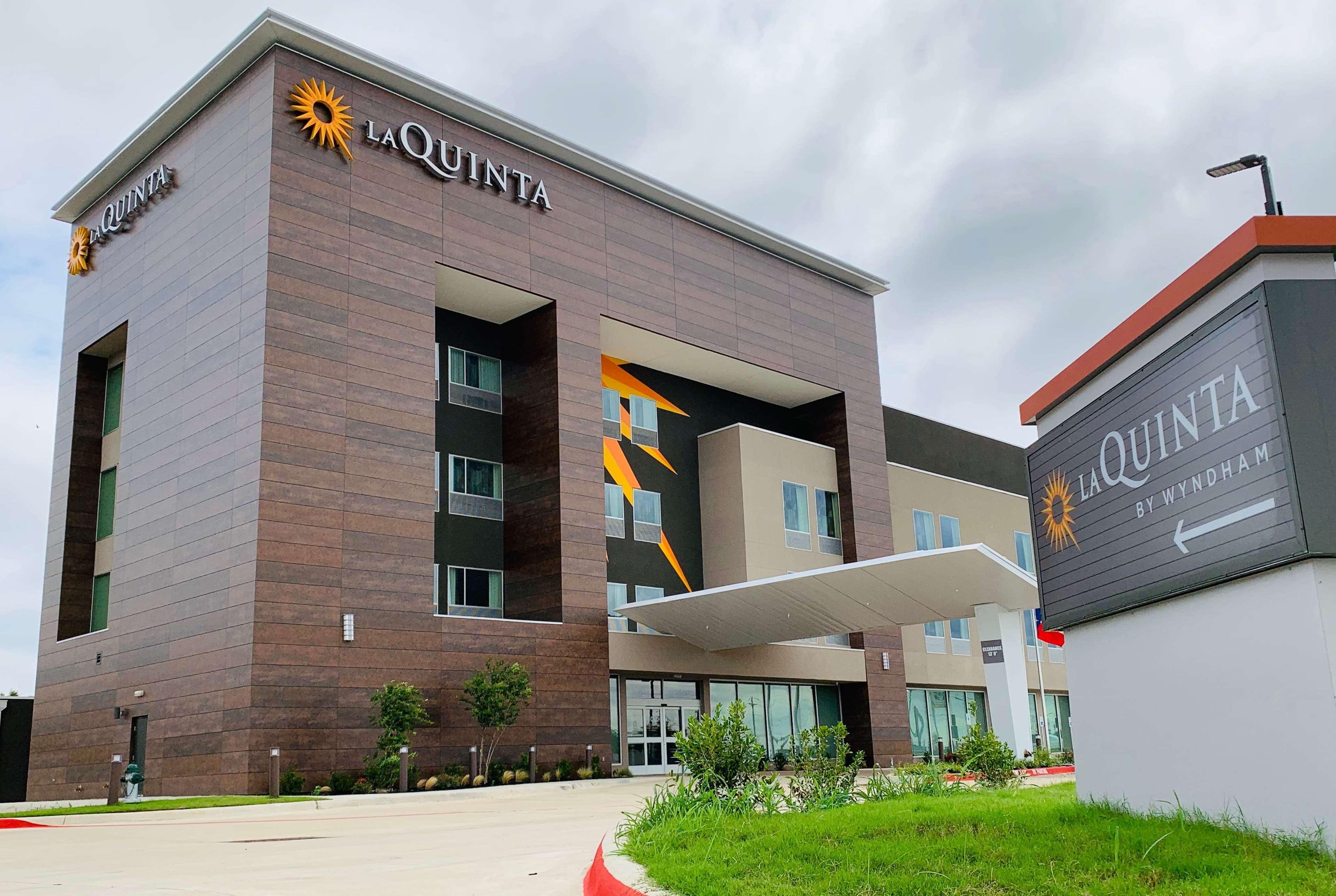 La Quinta Inn & Suites By Wyndham - Red Oak Tx Ih-35E Exterior foto